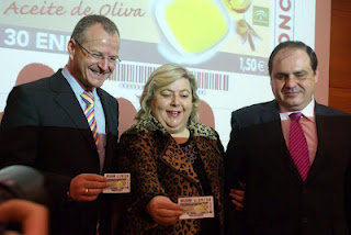 El delegado territorial de la ONCE en Andalucía, Ceuta y Melilla, Patricio Cárceles, junto a la consejera de Agricultura y Pesca de la Junta de Andalucía, Clara Aguilera y el director de la ONCE en Jaén, Pascual Gualda, durante el acto de presentación del cupón dedicado al aceite andaluz