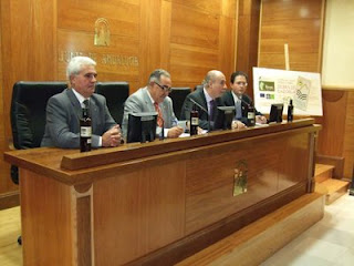 Un momento de la presentación de la etiqueta en braille en envases de aceite