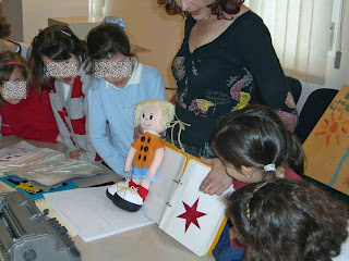 El grupo de escolares de Córdoba atiende las explicaciones del sistema braille