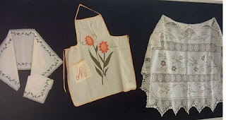 Piezas de ganchillo y macramé expuestas en la Sala Cajasol