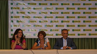 El director de la ONCE en Huelva, Antonio Casado, junto a la jefa de animación sociocultural en Huelva, Fátima Saavedra, y la consejera territorial de la ONCE onubense, Josefa Lozano