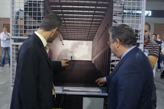 El delegado territorial de la ONCE en Andalucía, Patricio Cárceles, junto a Juan Ignacio Zoido, observando una de las imágenes expuestas