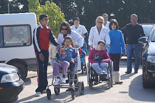 Jóvenes usuarios del centro acompañados por sus profesores