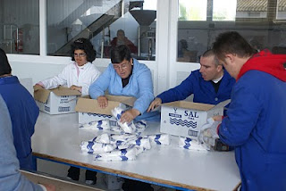 Instalaciones del taller ocupacional donde varios usuarios trabajan envasando sal marina