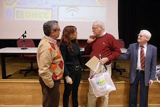 Uno de los afiliados emocionado al recibir el diploma de manos de la presidentad el Consejo