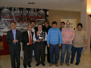 Los campeones de ajedrez junto al director de la ONCE en Huelva