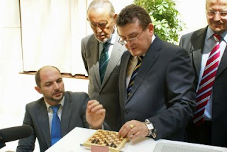 Ángel Sánchez muestra a Raúl López un ajedrez adaptado