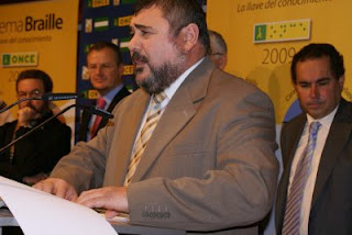 Alberto Morillas lee en braille su intervención