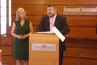 El presidente del Consejo Territorial de la ONCE leyendo en braille los artículos de la Convención