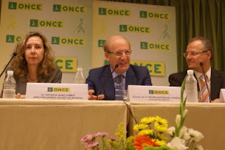 Mesa presidencial de la toma de posesión del nuevo director en Huelva en la que se encuentra el alcalde de Huelva, Pedro Rodríguez, la directora general adjunta de Servicios Sociales para afiliados, Patricia Sanz y el delegado de la ONCE en Andalucía, Patricio Cárceles