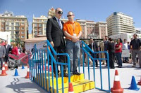 Francisco de la Torre realiza el circuito de movilidad con los ojos tapados