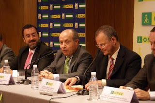 Un momento de la intervención del alcalde de Granada, junto al presidente de la ONCE y el delegado territorial