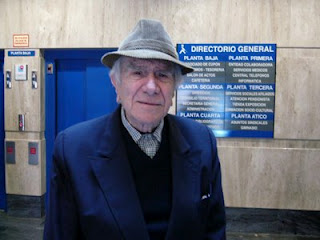 Primer plano de Alfonso Simón, en el hall de entrada de la Dirección Administrativa de Málaga, con sombrero puesto