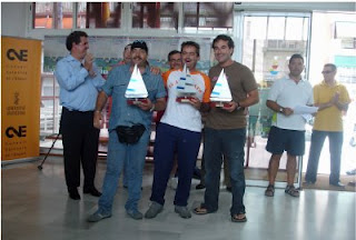Los ganadores de España de vela muestran felices sus trofeos