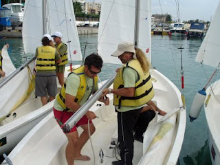 Los componentes de una de las embarcaciones preparando su salida al mar