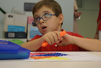 Un alumno sordo ciego del CRE dibujando durante una de sus clases