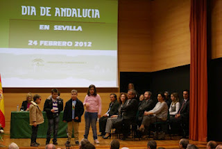 Alumnos del CRE interpretando una canción en el escenario