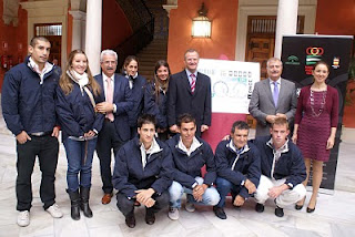 Foto de grupo de los deportistas asistentes al acto y Patricio Cárceles