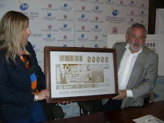 Media y Ocaña posan junto a la copia de la plancha que ha dado origen al cupón