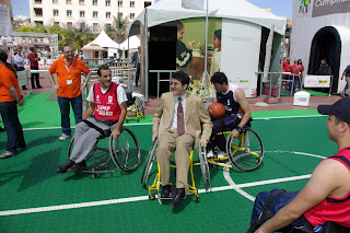 Andrés Ramos prueba a tirar a canasta desde una silla de ruedas