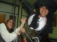 Primer plano de los piratas encargados de la ambientación de la Muestra