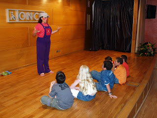 Los niños subieron al escenario a escuchar los cuentos