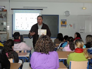 Los alumnos atienden las explicaciones del profesor en el aula