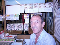 Primer plano de Antonio Cidoncha sonriente en el interior de su kiosco