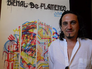 Antonio Mejías junto al cartel de la Bienal de Flamenco de Sevilla