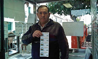 Antonio Roldán muestra sus cupones en el interior de su kiosco