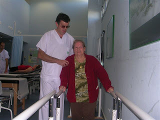 Antonio, ayudando a caminar a una señora mayor por una pasarela