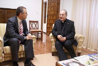 Un momento de la audiencia privada que concedió el arzobispo de Sevilla al delegado territorial de la ONCE
