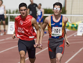 Francisco Lozano, ganador en 100 metros y salto de longitud, en plena carrera