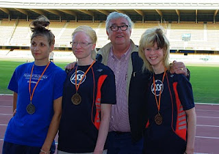 Justo Reinares con algunas de las atletas premiadas