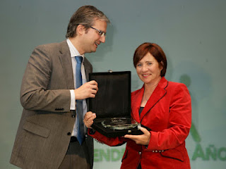 La vendedora del año en Sevilla, Aurora García recibiendo la placa conmemorativa de manos del director Comercial y de Operaciones de Juego, Alfonso Galiano