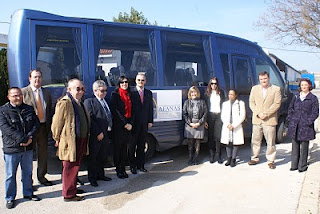 El delegado de la ONCE en Andalucía, Patricio Cárceles, junto a la presidenta del Consejo Territorial, Mónica Madrid, el director de la ONCE en Jerez, Ramón Zambruno, la alcaldesa de Sanlúcar de Barrameda, Irene García, el presidente de AFANAS, Antonio Jesús Fernández y otros representantes posan junto al microbús