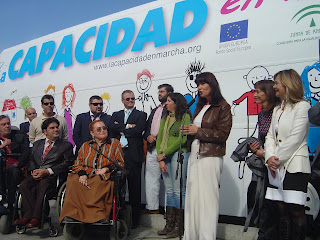 Micaela Navarro junto con los representantes del CERMI en la presentación del autobús