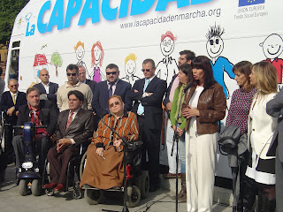 Los representantes de la ONCE, el CERMI y la Consejería para la Igualdad en la presentación del autobús