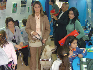 Maribel Angulo visita el interior del autobús con su perro guía