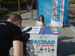 Una alumna de Primaria graba qué es para ella la discapacidad ante una cámara de televisión