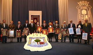 Los galardonados, tras el acto, posan con sus medallas