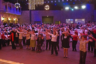 Otro momento del baile con las manos hacia arriba al ritmo de la música