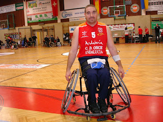 Primer plano del capitán del equipo en la pista