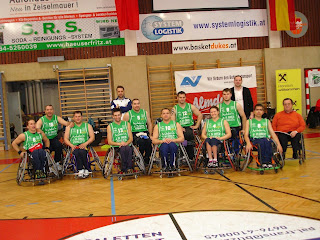 El equipo posa antes de su debut en la competición