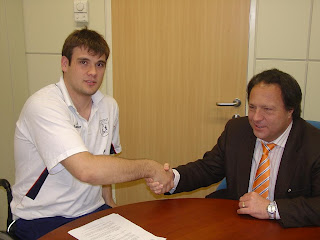 Momento de la firma de la renovación del contrato