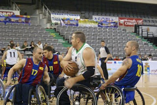 Diego de Paz con dominio de la pelota frente al Barcelona