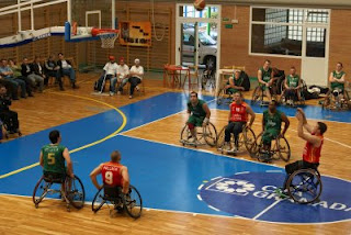 Tiro a canasta de Bill Latham en el partido contra el Vigo