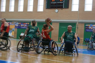Sonia Ruiz en posición de tiro a canasta en el partido contra el Vigo
