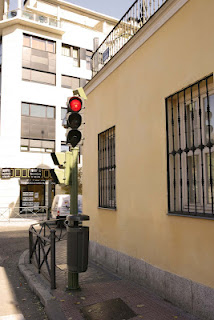 Imagen de una calle en la que el acerado es insuficiente para que una persona ciega, deficiente visual o discapacitada transite con facilidad