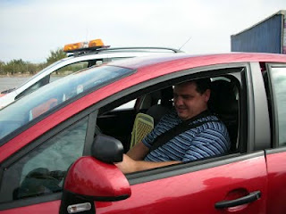 pascual Gualda sonriente con las manos en el volante